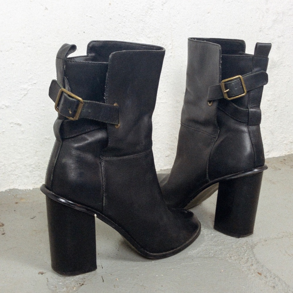 Kelsi Dagger Black Leather Ankle Boots w Buckle
